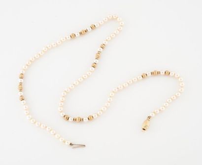 Necklace of white cultured pearls and centered...