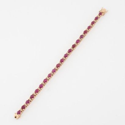 Bracelet ligne en or jaune (750) orné de...