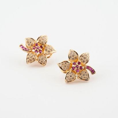 Pair of earrings in yellow gold (585) with...