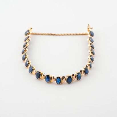 Articulated line bracelet in yellow gold...
