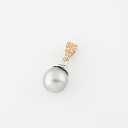 Pendant in yellow and white gold (750), the...