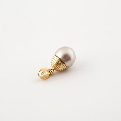 Pendentif en or jaune (750) retenant une...