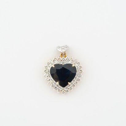 Yellow gold (750) heart-shaped pendant centered...