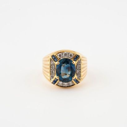 Bague type chevalière en or jaune (750) l'épaulement...