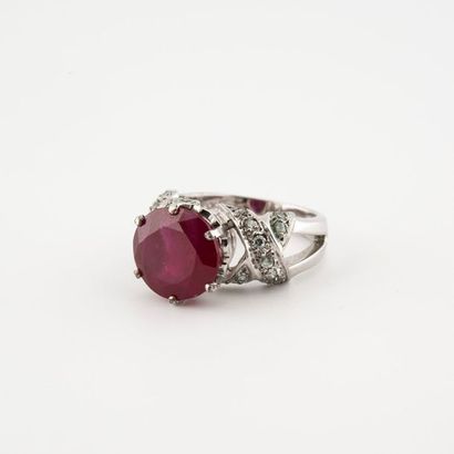 Bague en argent (925) centrée d'un rubis...
