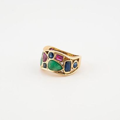 Bague jonc ondulée en or jaune (750) ornée...