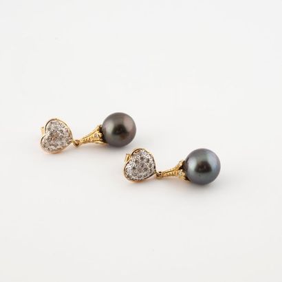 Paire de pendants d'oreilles en or jaune...