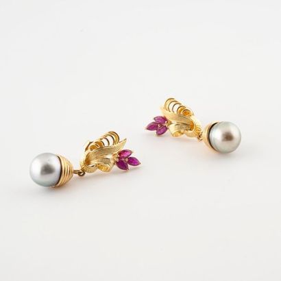 Paire de pendants d'oreille en or jaune (585)...