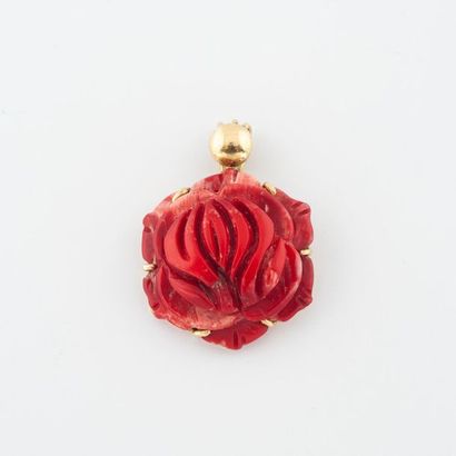 Pendant in yellow gold (750) decorated with...