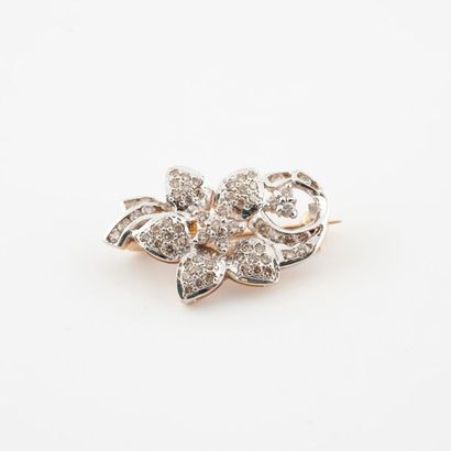 Brooch in yellow and white gold (750) featuring...