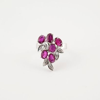 Bague en argent (925) formée d'un bouquet...