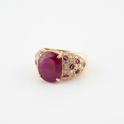 Important ring in yellow gold (750) centered...