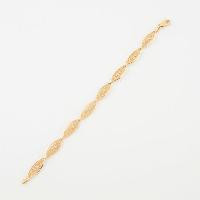Bracelet en or jaune (750) à maillons filigranés....