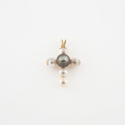 Pendentif en or jaune (750) figurant une...