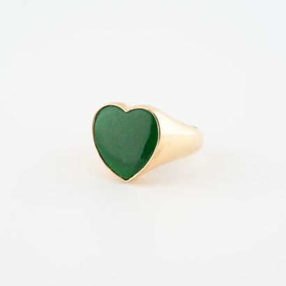 Yellow gold (750) signet ring centered on...