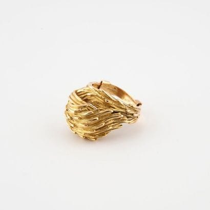 Bague en or jaune (750) à motif d'une vague...