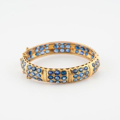 Slightly domed yellow gold (585) opening...