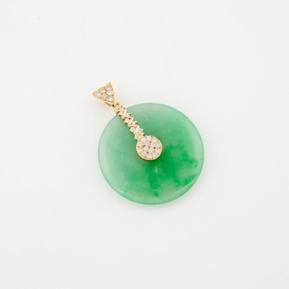 Important pendentif disque de jade baigné,...