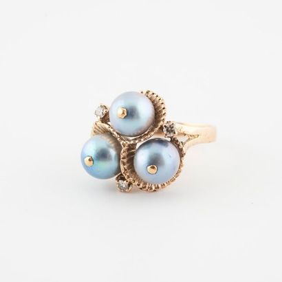 Yellow gold ring (585) adorned with three...