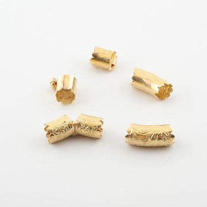 Four scraps of yellow gold rush bracelet...