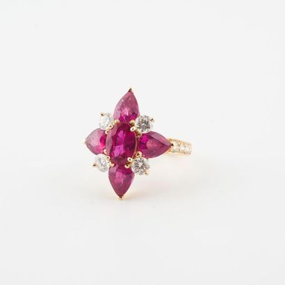 Bague en or jaune (750) formant une fleur...