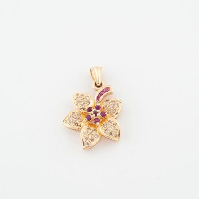Pendant in yellow gold (585) with a flower...