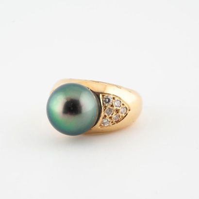 Bague jonc en or jaune (750) centrée d'une...