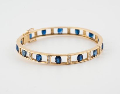 Elegant openworked yellow gold (750) bezel...