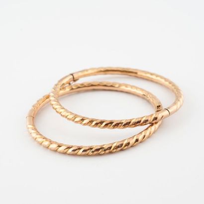 Deux bracelets joncs creux en or jaune (375)...