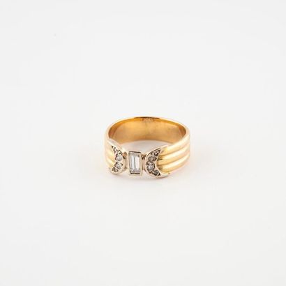 Bague en or jaune (750) de forme bandeau...