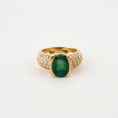 Bague jonc en or jaune (750) centrée d'une...