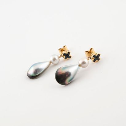 Paire de pendants d'oreilles en or jaune...