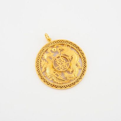 Important pendentif disque en or jaune (750)...
