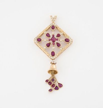 Important pendentif en or jaune (750) formé...