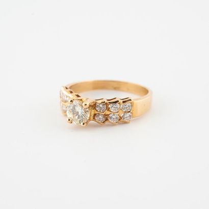 Solitaire ring in yellow gold (750) centered...
