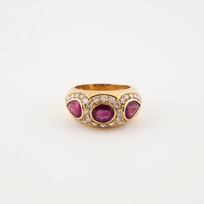 Bague jonc bombée en or jaune (750) centrée...