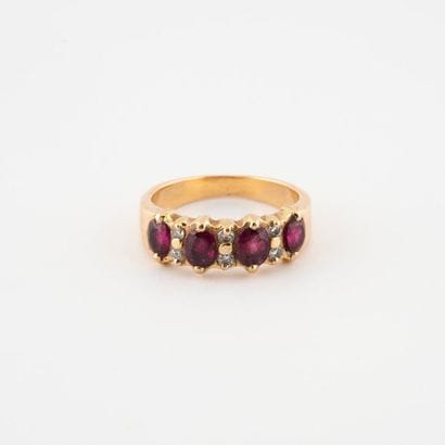 Bague en or jaune (750) ornée de quatre rubis...