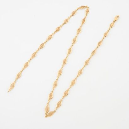 Collier en or jaune (750) à maillons filigranés....