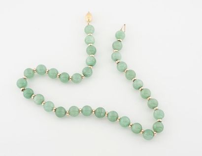 Necklace of round pearls of jade bathed alternated...