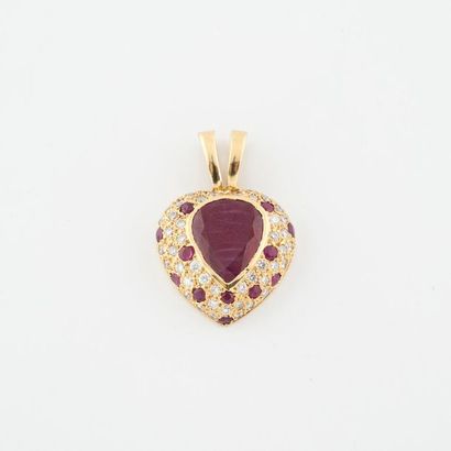 Heart pendant in yellow gold (750) centred...