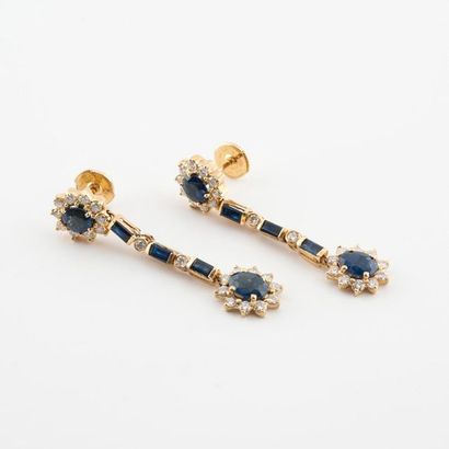 Elegant pair of yellow gold (750) earrings...