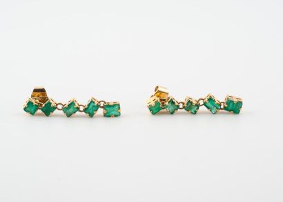 Paire de pendants d'oreilles en or jaune...