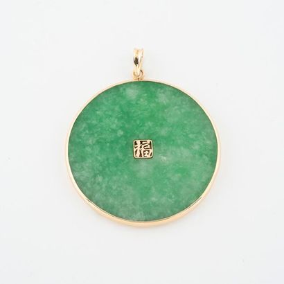Important pendentif en or jaune (750) retenant...