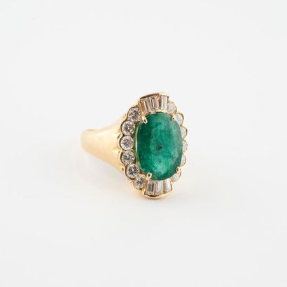 Yellow gold ring (750) centered on a faceted...