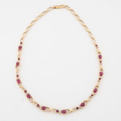 -Collier en or jaune (750) formé de maillons...