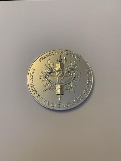 Médaille offerte par François Hollande
Medal...