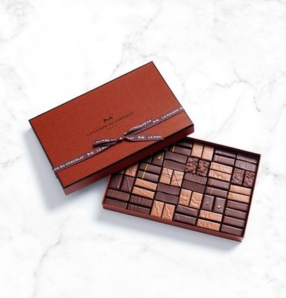 Un coffret de 60 chocolats noir et lait de...