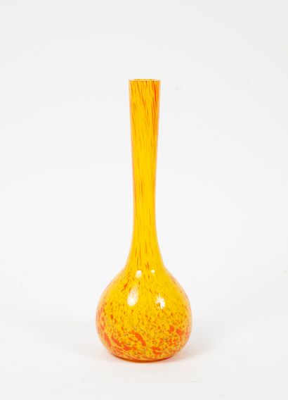 Petit vase à long col.

En verre marmoréen...