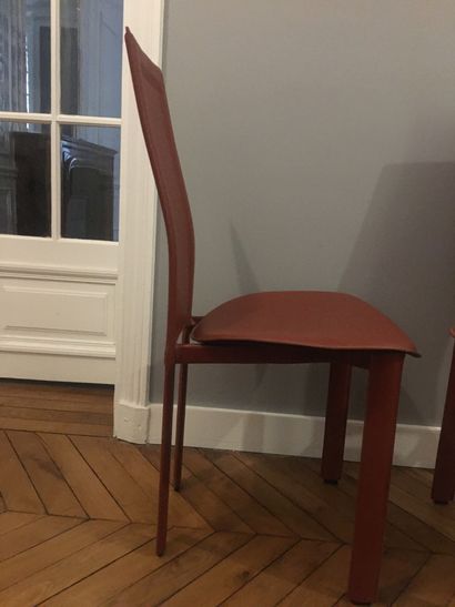 
CATTELAN, Lara

Huit chaises en cuir marron...
