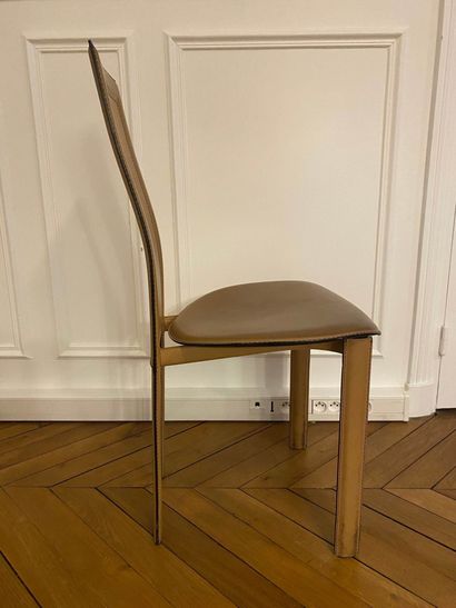 
CATTELAN, Lara

Quatre chaises et deux fauteuils...
